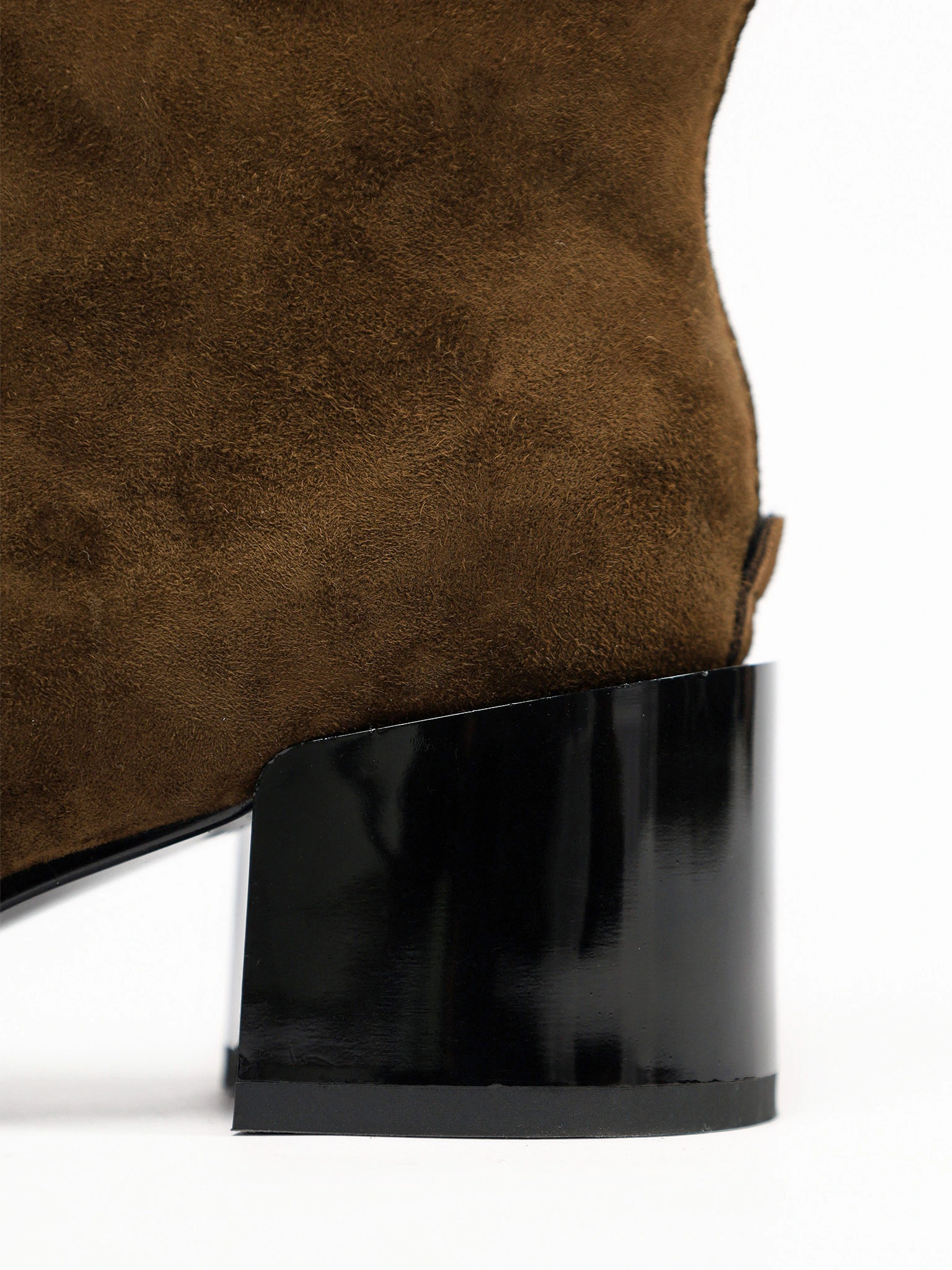 Полусапоги оливкового цвета на низком широком каблуке